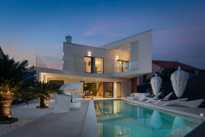 Luxury Villa Sun Rays with Infinity Pool